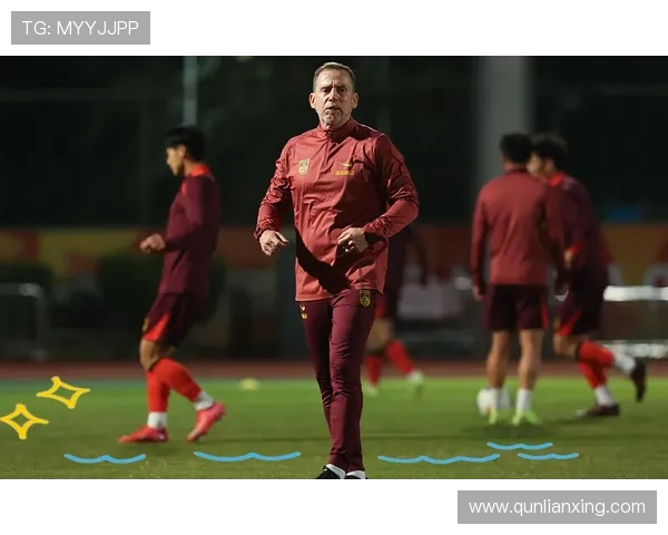 中国足球队备战世界杯预选赛 新任主帅首次亮相分析战术策略